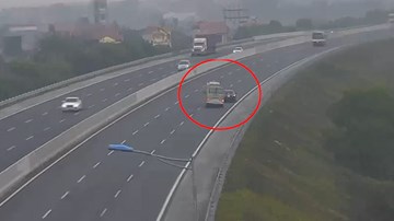 Tước bằng 2 tháng xế hộp lùi trên cao tốc khiến xe khách suýt lật
