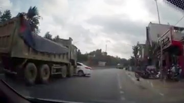 Đi vào điểm mù, xế hộp bị xe tải đâm xoay ngang giữa đường
