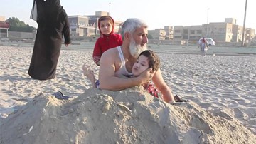 Pakistan: Người dân vùi mình trong cát chờ nhật thực đến để chữa bệnh nan y