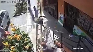 Người đàn ông cố tình rung thang khiến thợ sơn rơi từ độ cao 10m