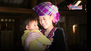 Khánh Vân, Kim Duyên mặc váy thổ cẩm, học cách địu em bé vùng cao