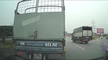 Đi quá lối rẽ, xe tải lùi trên cao tốc còn ép xe sau lùi theo