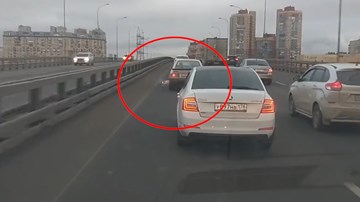 Tài xế bất ngờ mở cửa ném lựu đạn giữa cầu