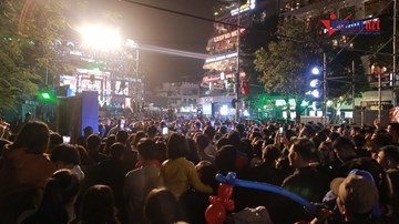 Dòng người ùn ùn kéo về Hồ Gươm đợi thời khắc đón năm mới