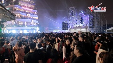 Chen nhau nghẹt thở qua dòng người chật như nêm tìm chỗ đón năm mới