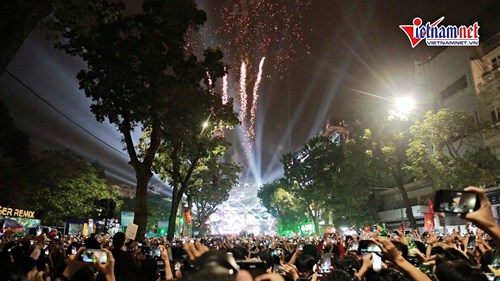 Vạn người đếm từng giây đón năm mới 2020, ngắm màn pháo hoa mãn nhãn