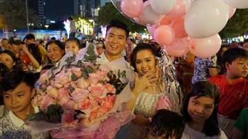 Duy Mạnh cầu hôn bạn gái ngọt ngào giữa phố đi bộ Nguyễn Huệ