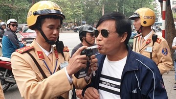 Gặp bạn uống 2 chén rượu bị phạt 7 triệu tước GPLX 23 tháng