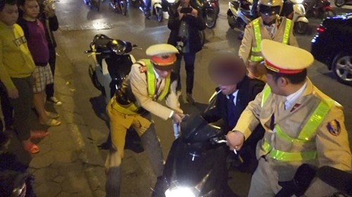 Người đàn ông say xỉn chống đội CSGT bị phạt 7 triệu đồng, tước GPLX 2 năm