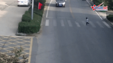 Tài xế bẻ lái xuất thần cứu sống bé trai lao sang đường không quan sát