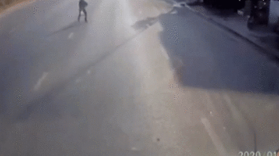 Tài xế xe bồn ‘phanh cháy lốp’ tránh người phụ nữ chạy bộ sang đường