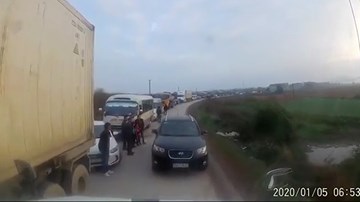 'Xế hộp' đi ngược chiều bị container ép lùi hàng trăm mét