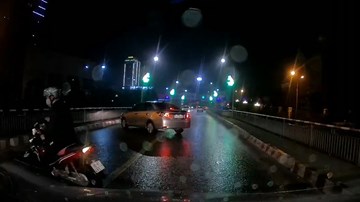 Thấy CSGT, ô tô và xe máy quay đầu bỏ chạy ngay giữa cầu
