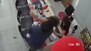 Nữ nhân viên bất ngờ bị người đàn ông bế theo trẻ nhỏ vung tay tát vào mặt