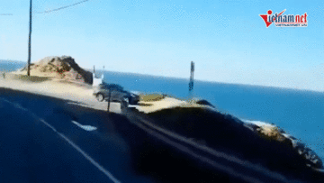 Khoảng khắc ô tô mất lái lao thẳng từ vách núi xuống biển