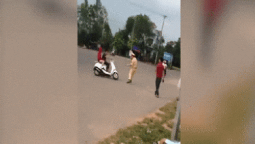 Bị thổi phạt, tài xế nhấn ga húc CSGT rồi bỏ trốn