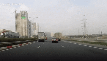 Tông vào đuôi xe tải trên cao tốc, tài xế xe 4 chỗ nguy kịch