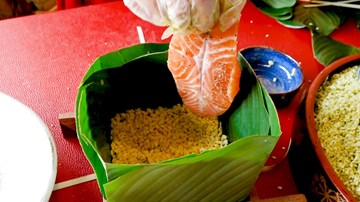 Bánh chưng nhân cá hồi Na Uy giá gần 600 ngàn/cặp đắt khách ngày cận Tết