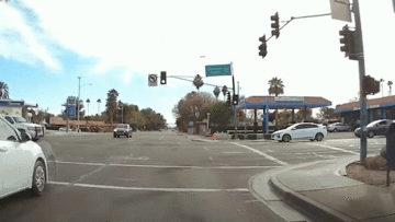 Phóng nhanh qua ngã 3, xế hộp tông bay xe cảnh sát lên vỉa hè