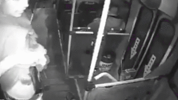 Tên cướp xe buýt tự bắn vào chân vì khẩu súng quá dài