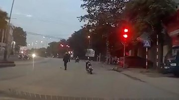 Hành động nhỏ nhưng ấm lòng của người đàn ông đi xe máy