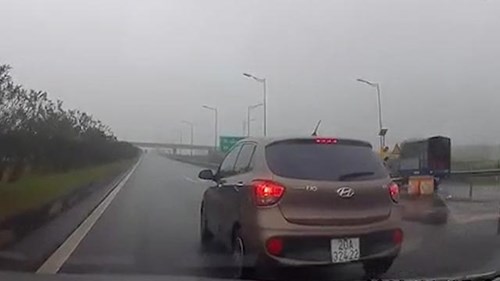 Xe con phanh gấp rồi lùi trên cao tốc Hà Nội - Thái Nguyên