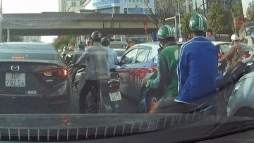 Đang chở khách, tài xế xe ôm công nghệ ngã quỵ giữa đường