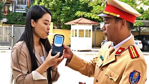 Xem CSGT thực nghiệm ăn hoa quả, uống siro thổi nồng độ cồn