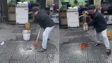 Người đàn ông hắt nước bẩn lên ô tô đỗ trước cửa hàng