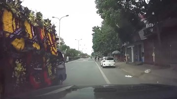 Xe tải chở vòng hoa lạng lách, tạt đầu xe con giữa phố Hà Nội
