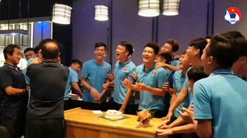 Thầy Park thơm má Hoàng Đức trong buổi tiệc sinh nhật