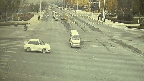 Vượt đèn đỏ, hai xe ô tô đâm nhau lật nhào tại ngã tư