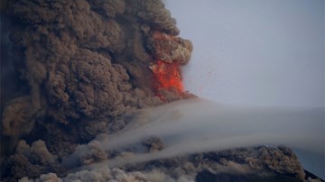 Núi lửa phun trào, cảnh báo sóng thần ở Philippines