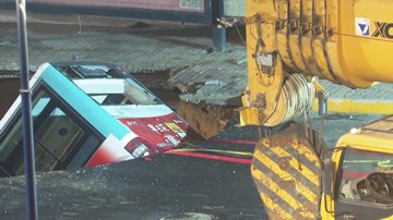 Xe buýt bị ‘hố tử thần’ nuốt chửng, nhiều người bị thương và mất tích