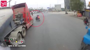 Tài xế container phanh cháy đường tránh xe máy ‘ngang nhiên’ tạt đầu