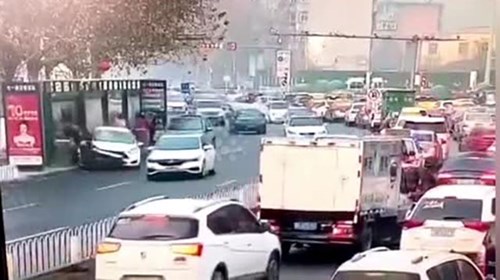 Ô tô “điên” lao thẳng vào trạm chờ xe buýt khiến 4 người bị thương