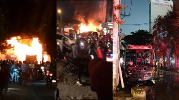 Lửa và khói bao trùm xe khách trên phố Sài Gòn