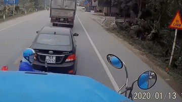 Sang đường cắt ngang đầu xe container, nữ 'ninja' nhận cái kết đắng