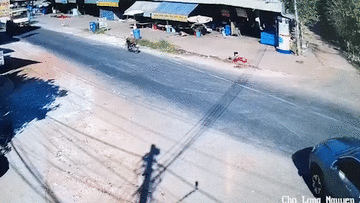 Sang đường ẩu, xe bán tải bị xe ben tông nát đầu