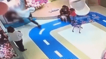 Người đàn ông ném bé trai 4 tuổi vì tranh giành đồ chơi với con mình