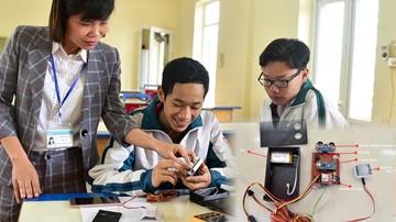 Hai học sinh sáng chế thiết bị cảnh báo bỏ quên trẻ em trên ôtô