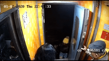 Tên cướp liều lĩnh nhảy lên khoang tàu giật ví của nữ hành khách