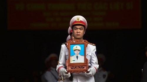 Người thân thương tiếc tiễn biệt 3 chiến sĩ hy sinh ở Đồng Tâm