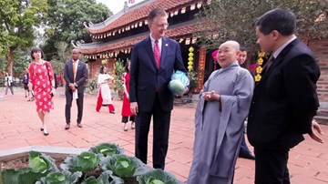Đại sứ Mỹ được tặng bắp cải khi đi tiễn ông Công ông Táo