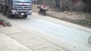 Tránh xe máy chạy ẩu, xe ben sụt xuống cống và bị mắc kẹt