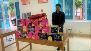 Giấu 51 kg pháo dưới gầm xe container vẫn bị CSGT phát hiện