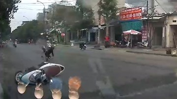 Người phụ nữ giật mình, phanh gấp khiến xe máy trượt dài trên đường