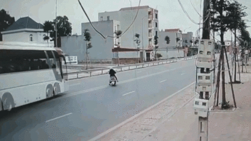 Pha ‘drift cháy lốp’ của tài xế xe khách tránh người đàn ông sang đường ẩu