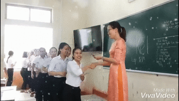 Clip cô giáo cầm xấp tiền lớn mừng tuổi cả lớp gây bão mạng