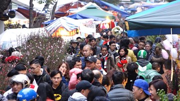 Người Hà Nội đổ về chợ trăm tuổi sắm Tết